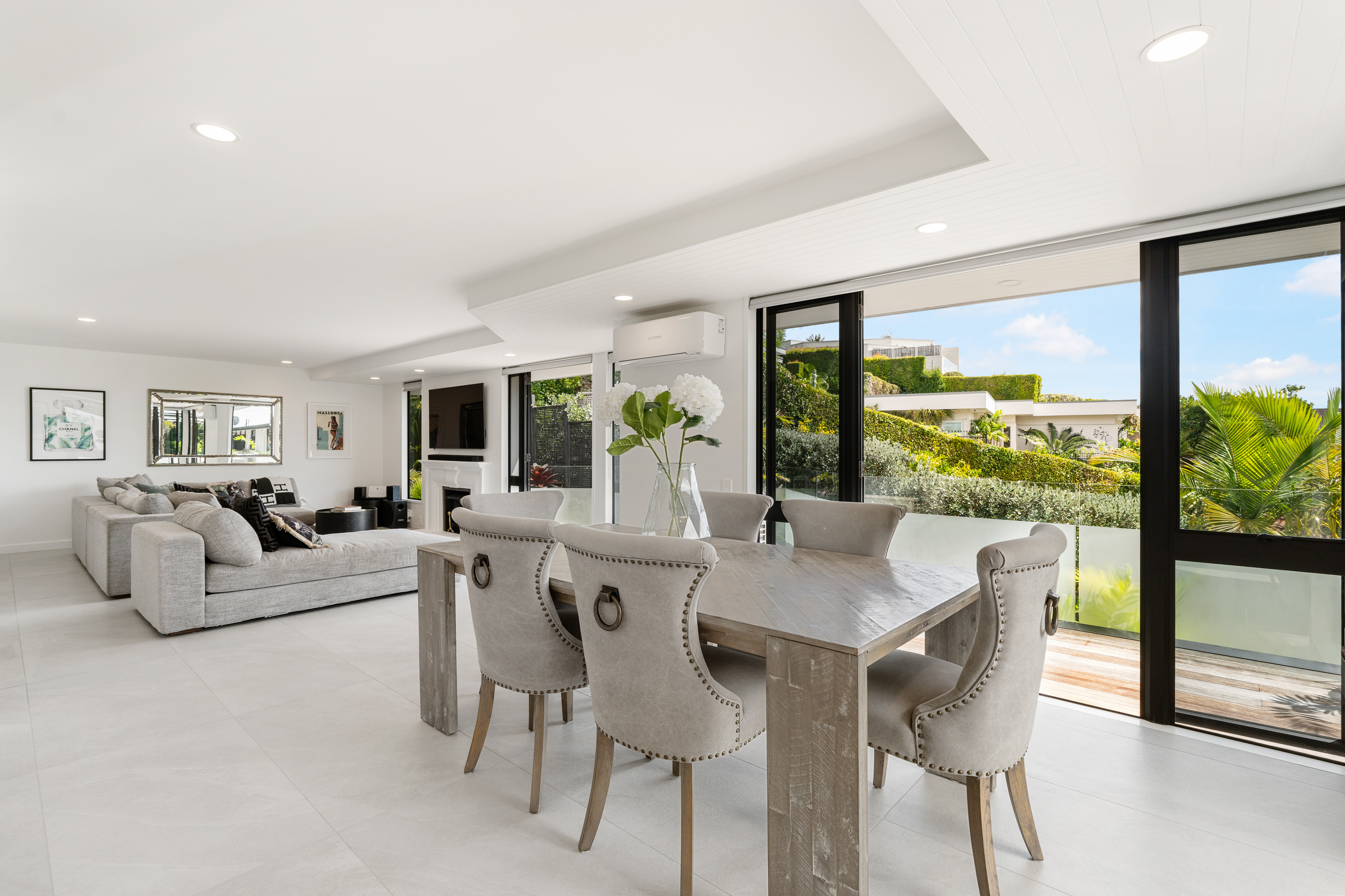 Selwyn Modern Residence - Living and Dining Area